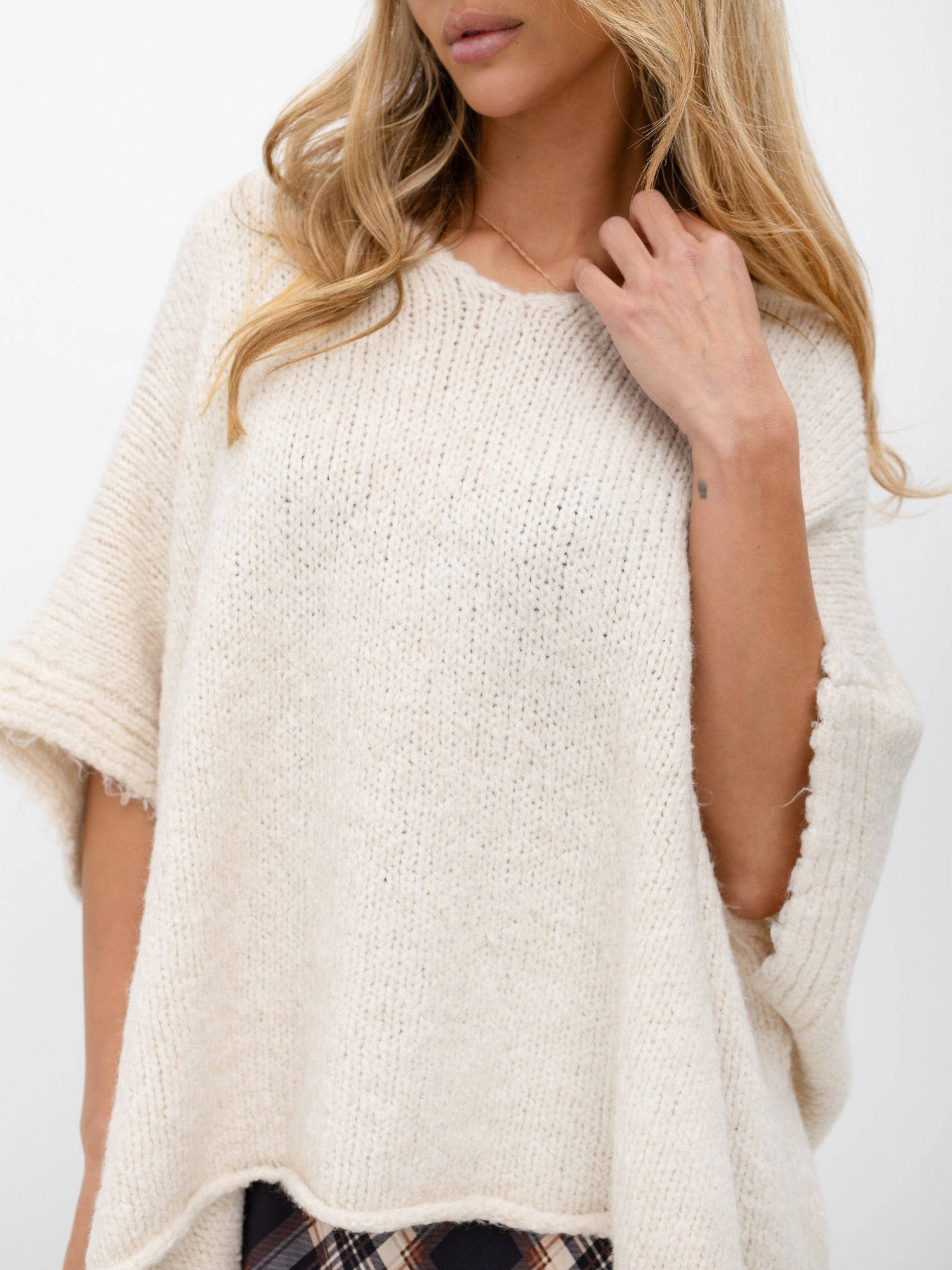Kremowy damski sweter oversize z rękawem 3/4