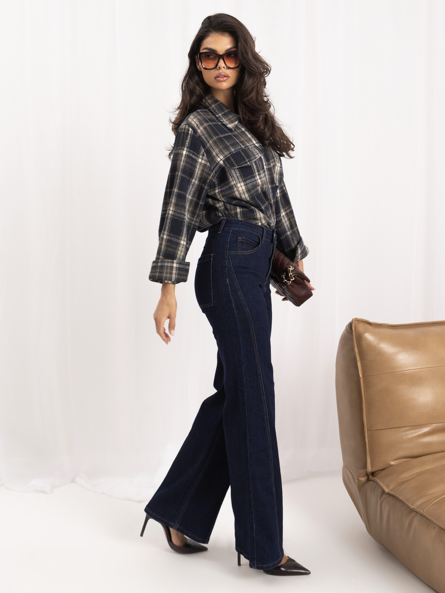 Granatowe jeansy wide leg z ozdobnym przeszyciem