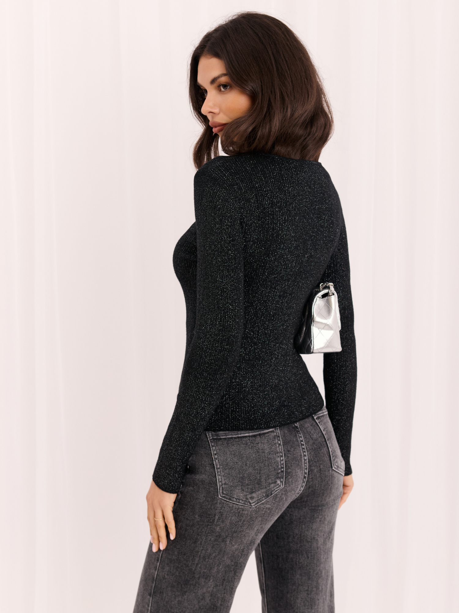Czarny elegancki sweter z błyszczącą nitką