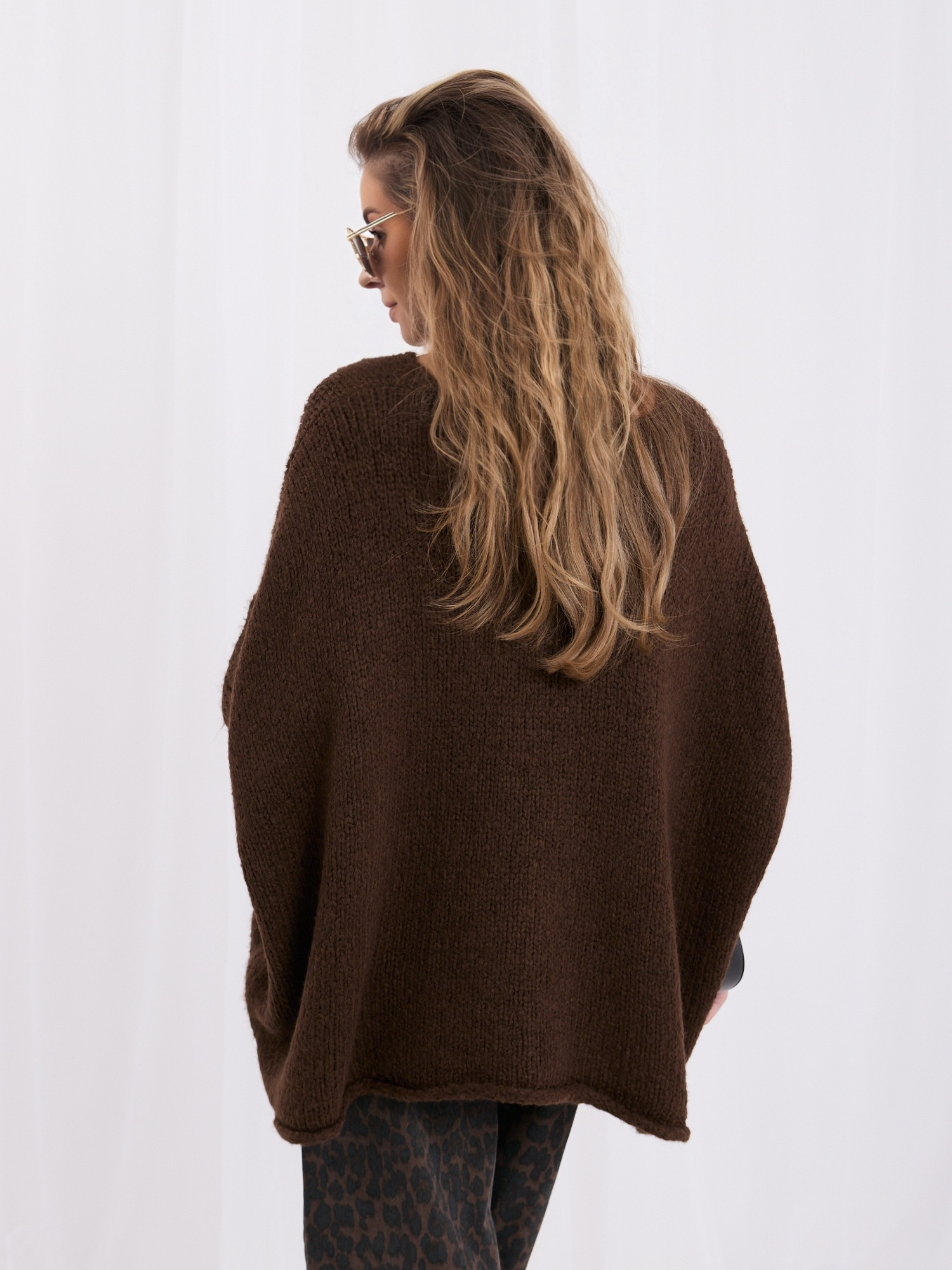 Brązowy damski sweter oversize z domieszką wełny