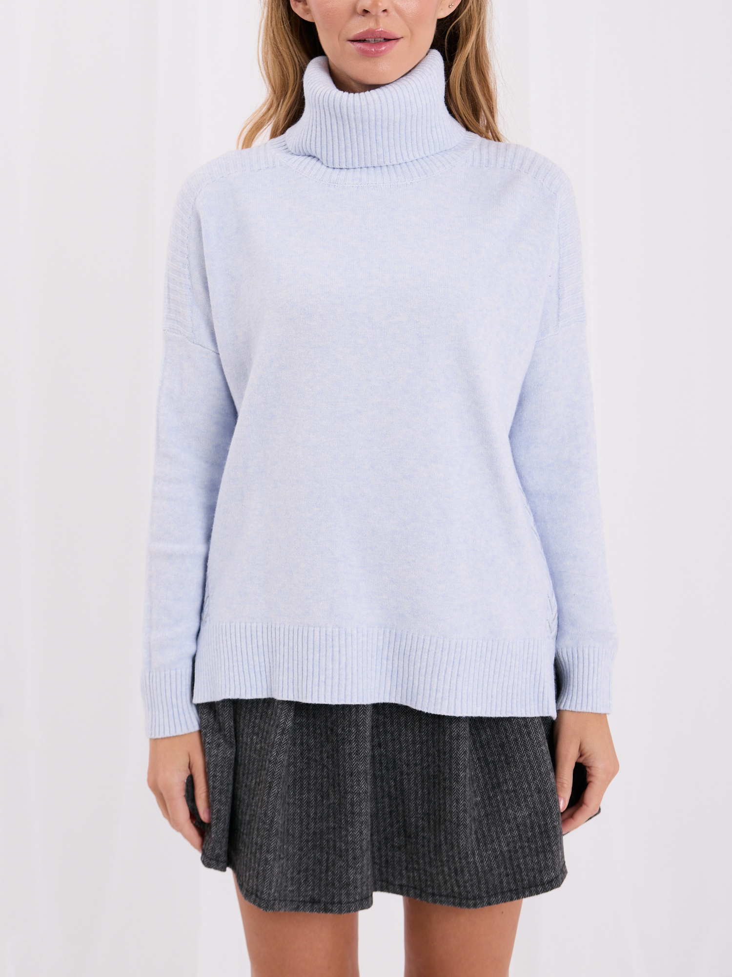 Jasnoniebieski sweter oversize golf z rozcięciami