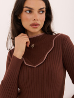 Jasnobrązowy elegancki sweter z broszką