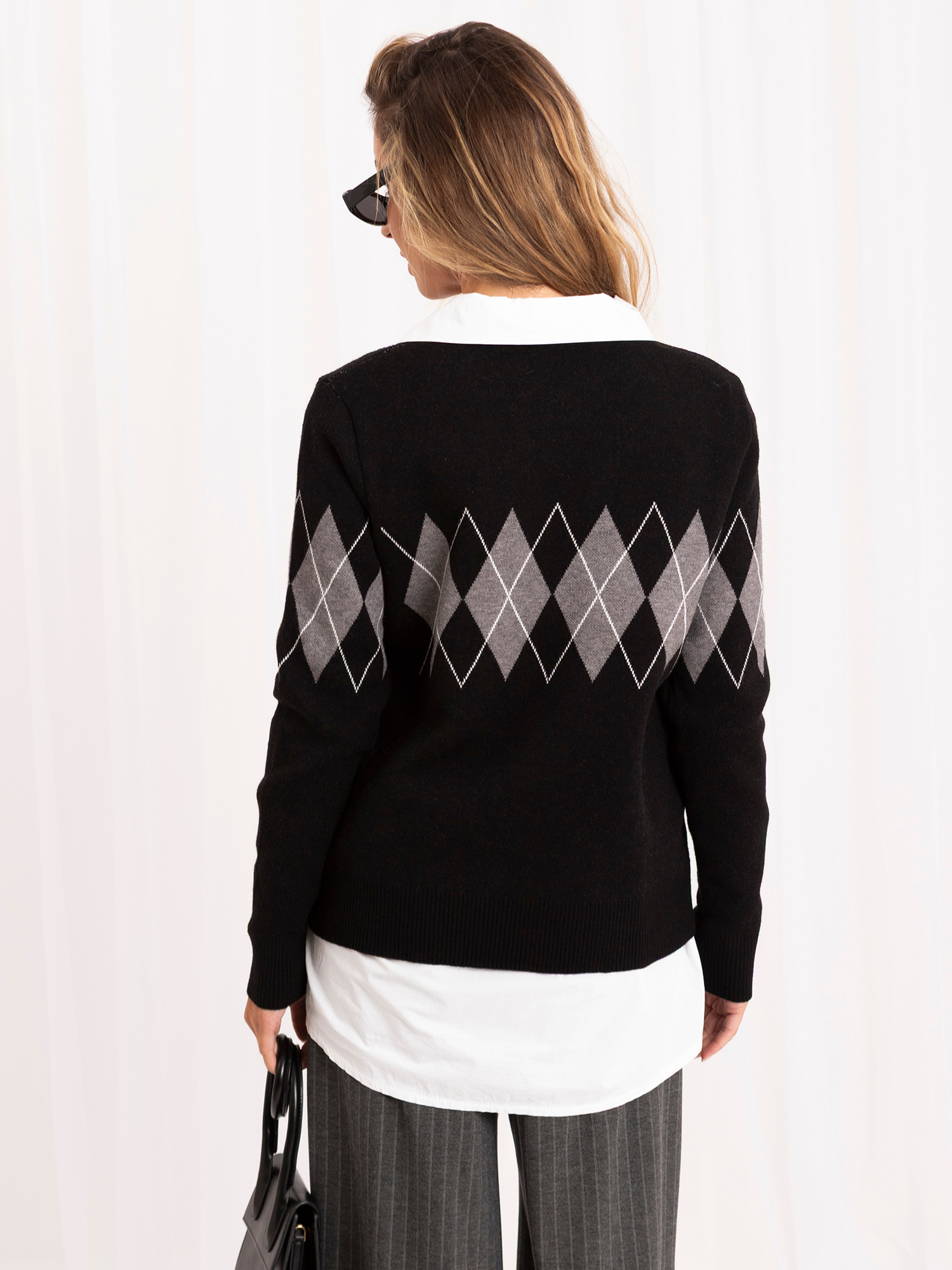 Czarny damski sweter oversize w romby 