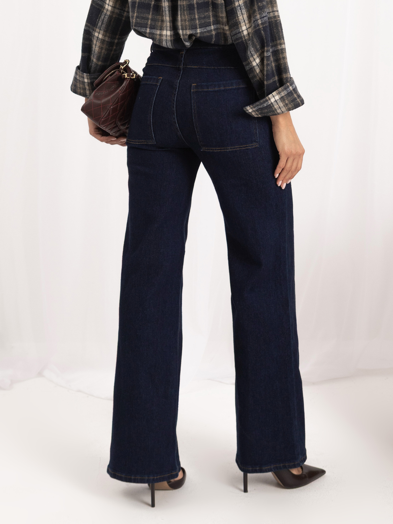 Granatowe jeansy wide leg z ozdobnym przeszyciem