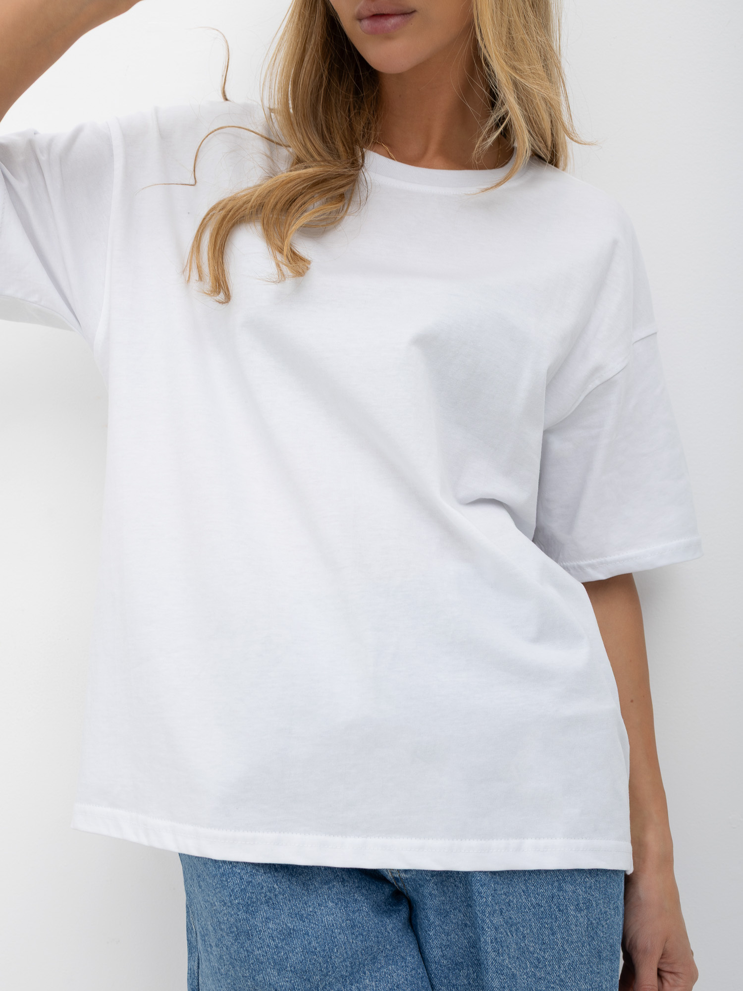 Biały damski t-shirt basic o kroju oversize