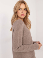 Ciemnobeżowy damski sweter w jednolitym kolorze