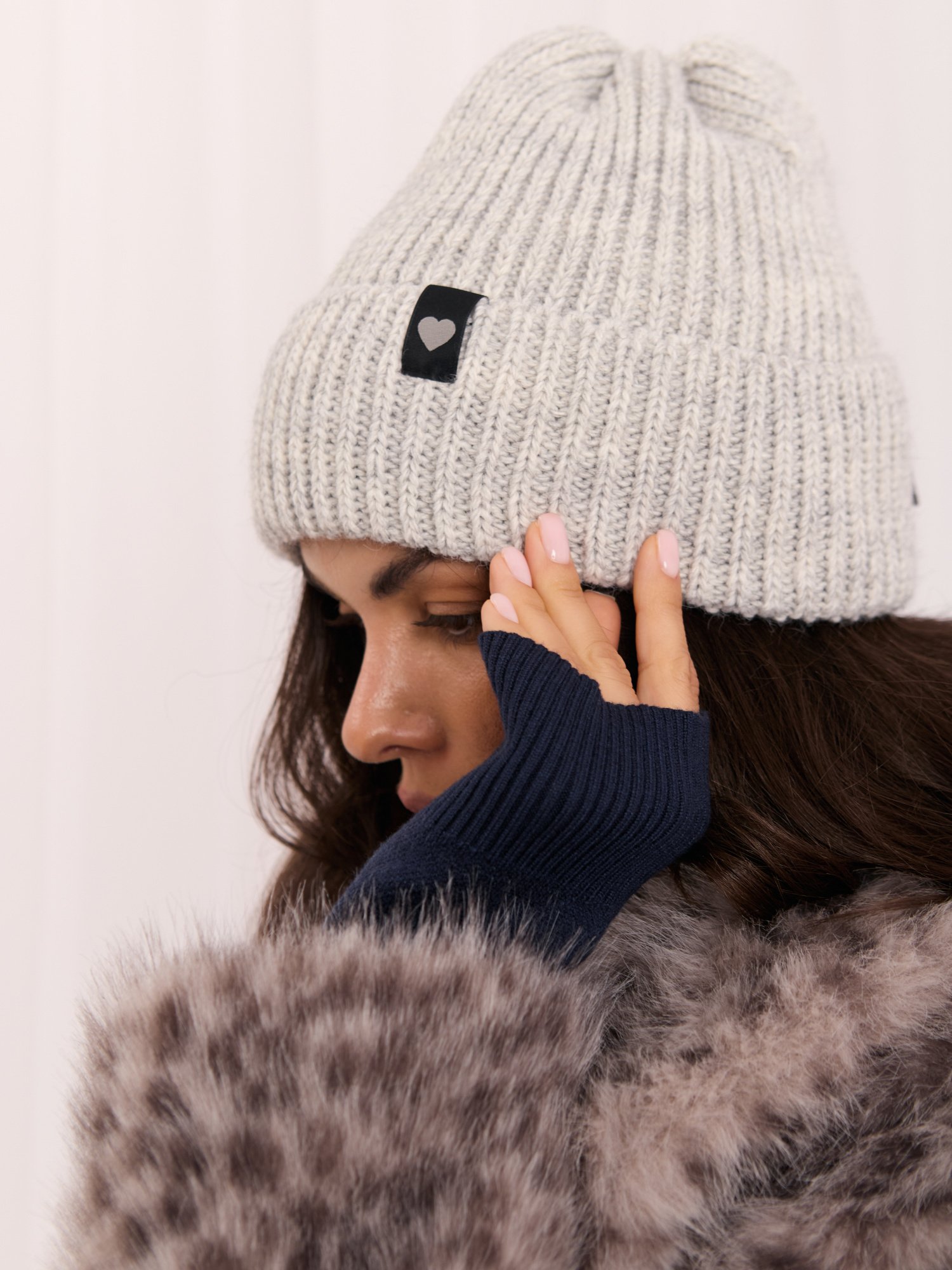 Jasnoszara zimowa czapka beanie w prążek 