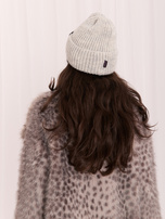 Jasnoszara zimowa czapka beanie w prążek 