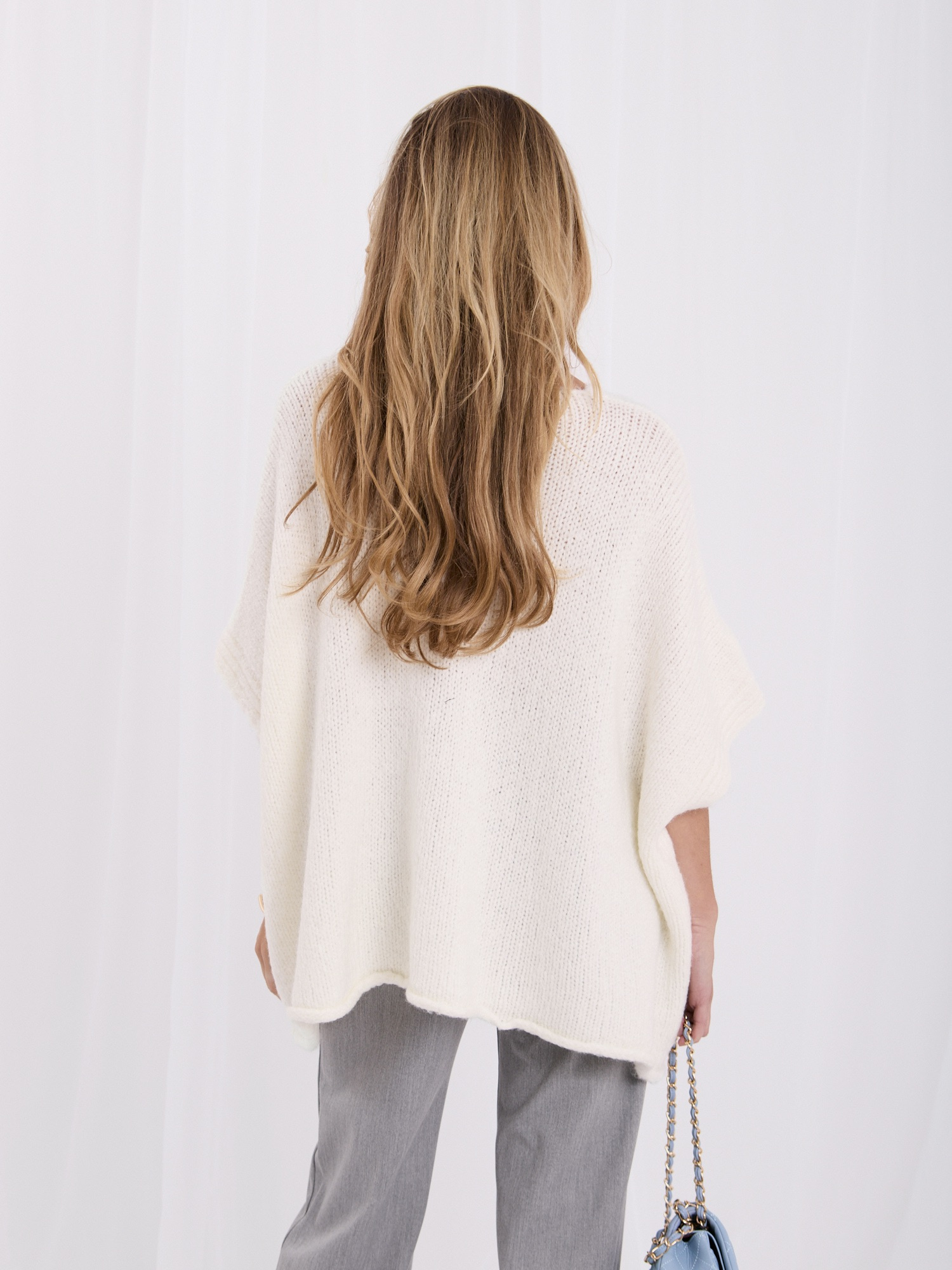 Ecru damski sweter oversize o kroju nietoperza