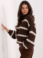 Brązowo-ecru damski sweter oversize z półgolfem
