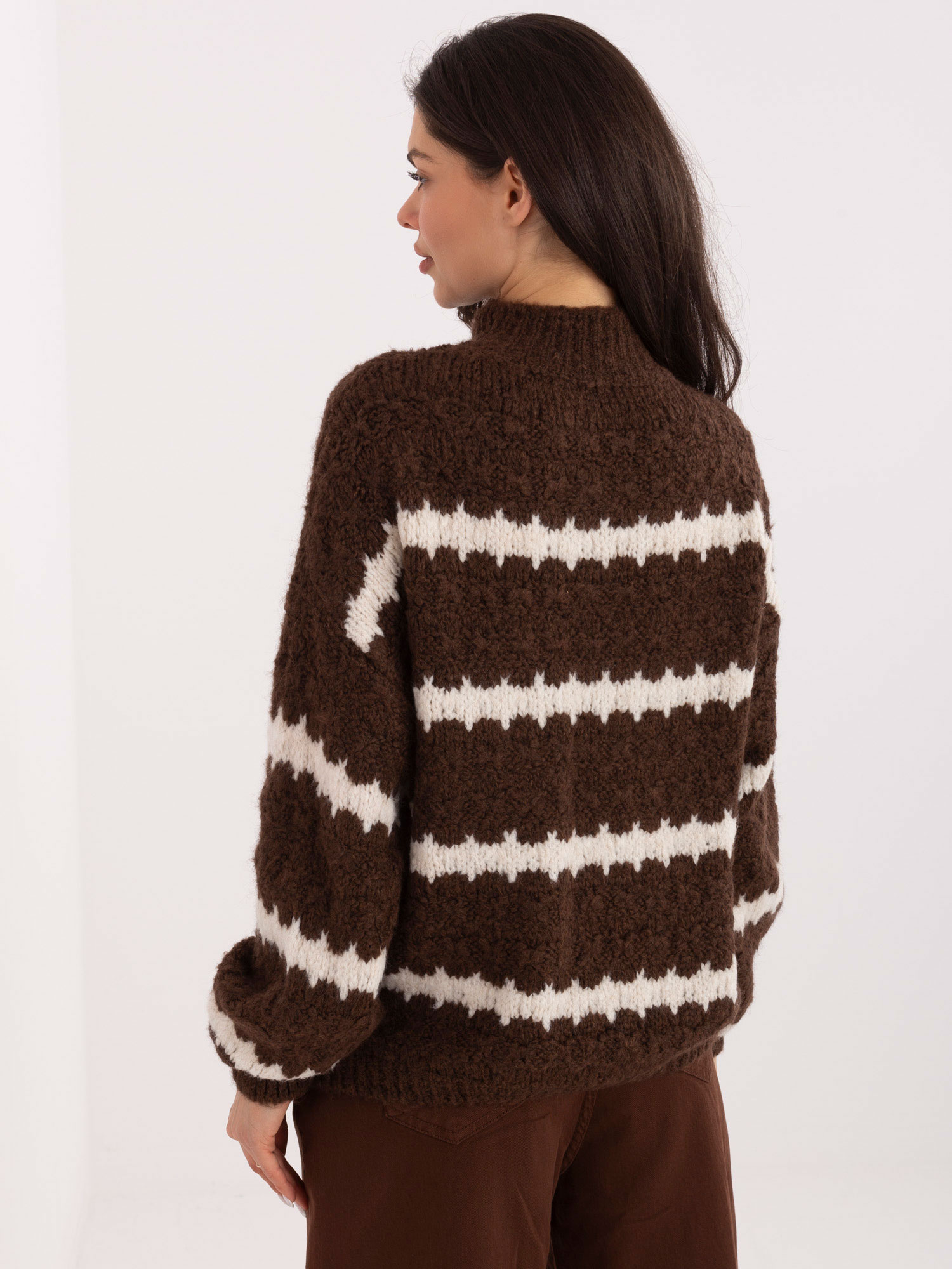 Brązowo-ecru damski sweter oversize z półgolfem