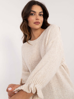 Jasnobeżowy sweter oversize z okrągłym dekoltem