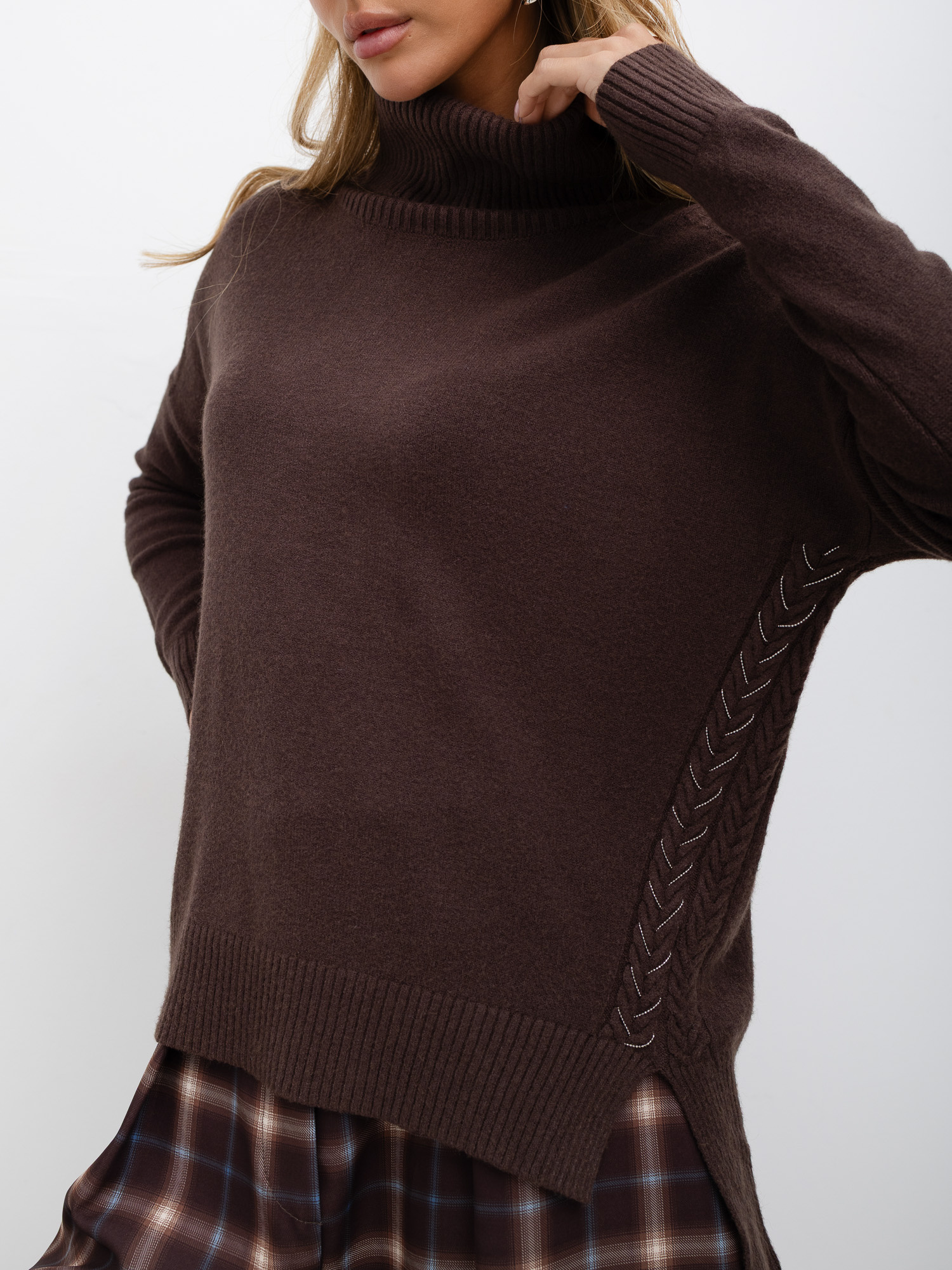 Brązowy damski sweter oversize golf z rozcięciami