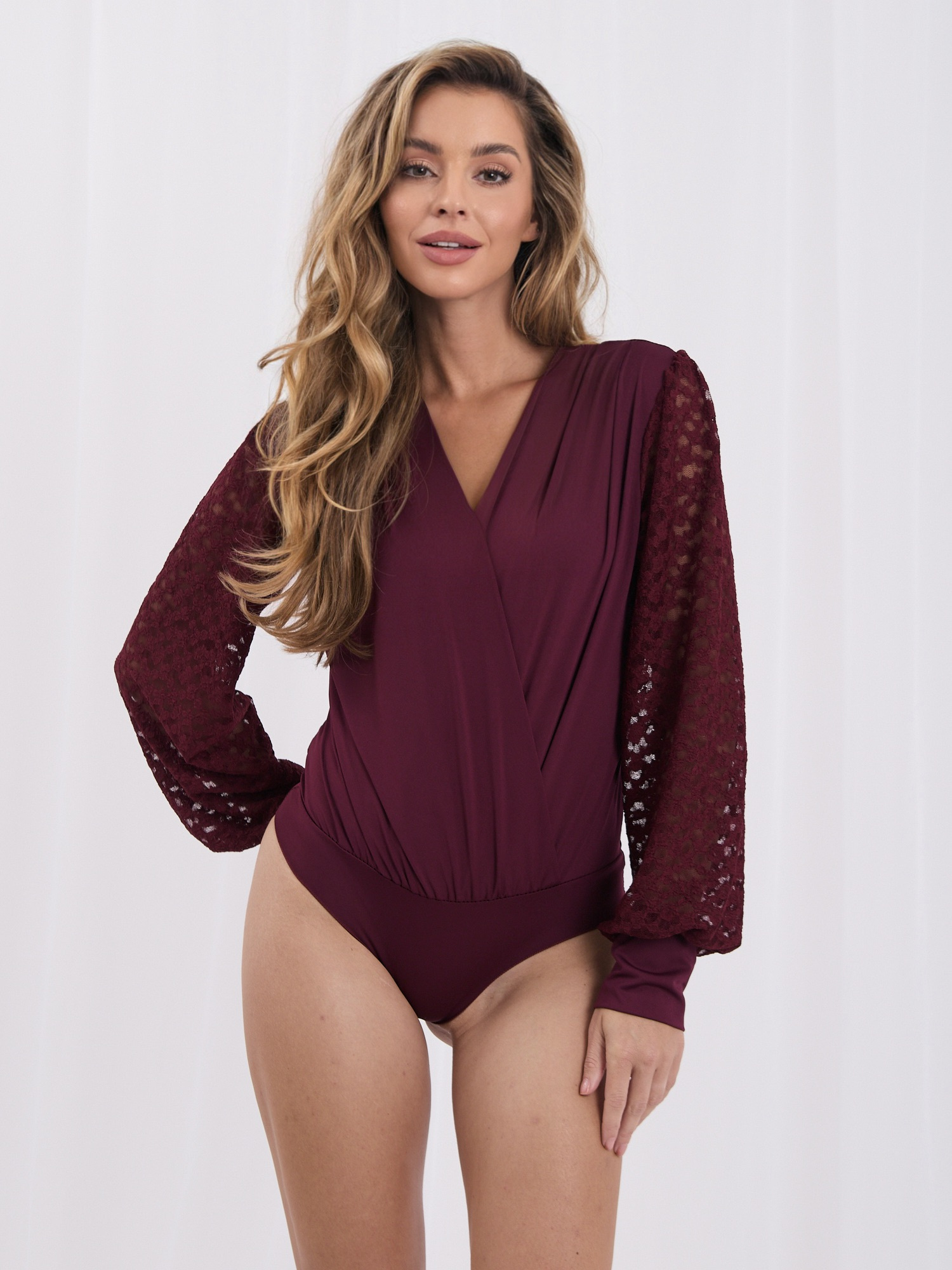 Bordowe eleganckie body z koronkowymi rękawami