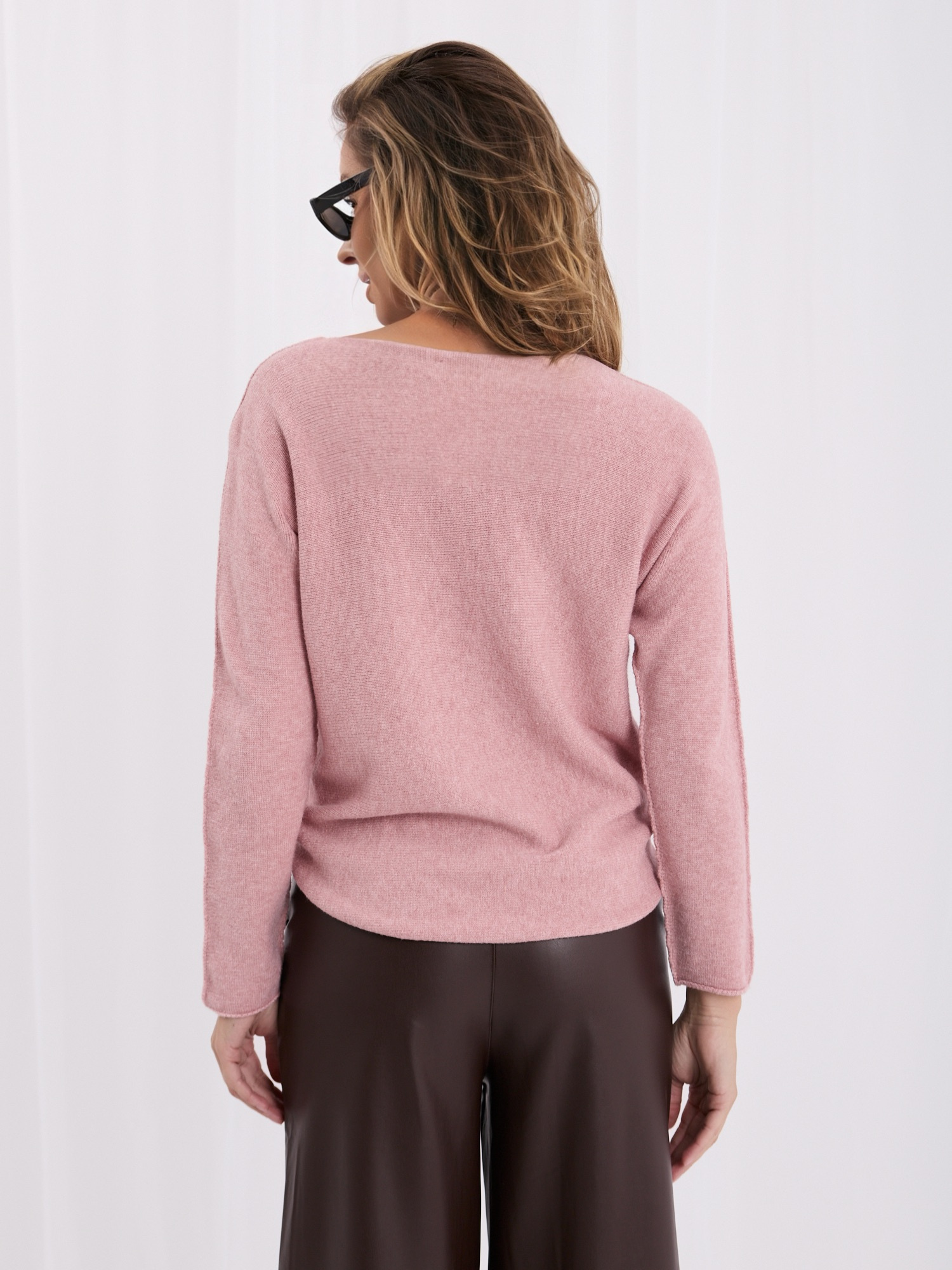 Brudnoróżowy sweter basic z dekoltem w serek 