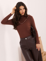 Jasnobrązowy elegancki sweter z broszką