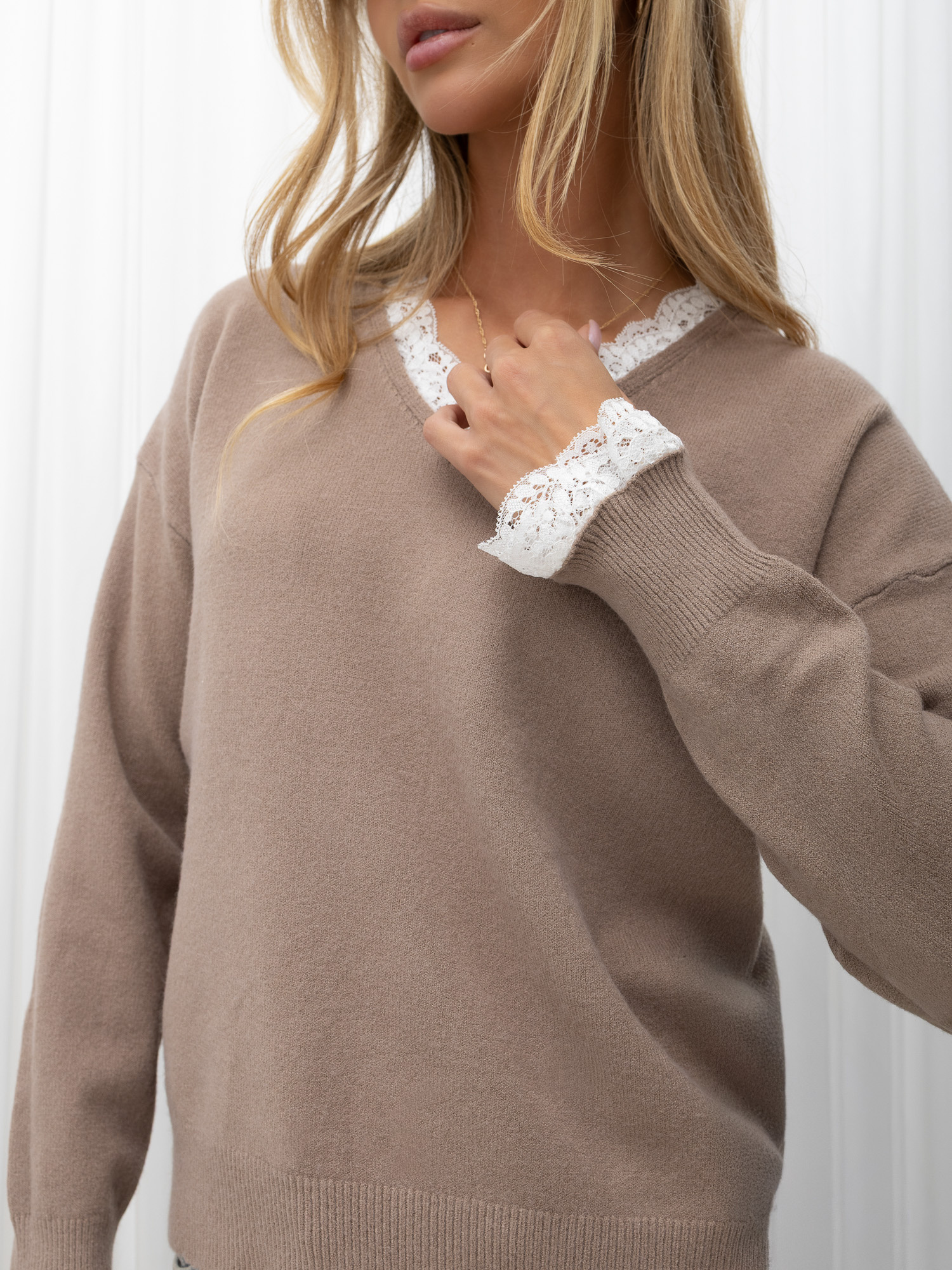 Ciemnobeżowy damski sweter z gipiurową wstawką