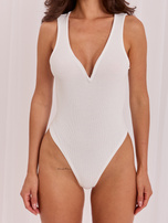 Białe prążkowane body basic z głębokim dekoltem