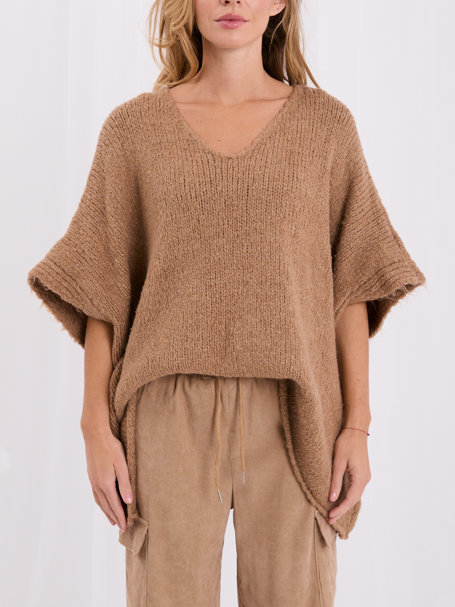 Camelowy damski sweter oversize z dekoltem V