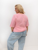 Jasnoróżowy t-shirt plus size z abstrakcyjnym wzorem