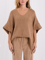 Camelowy damski sweter oversize z dekoltem V