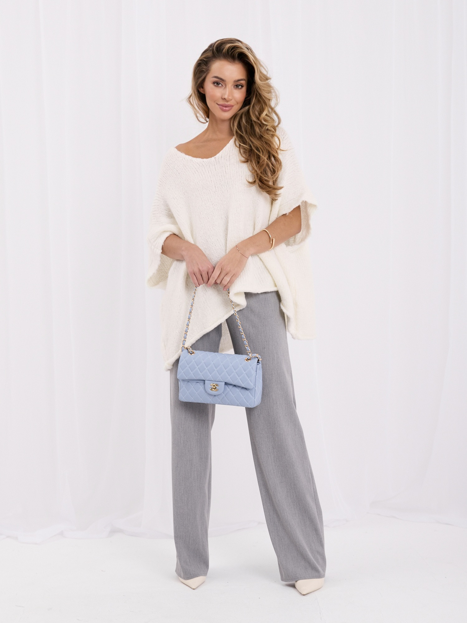 Ecru damski sweter oversize o kroju nietoperza