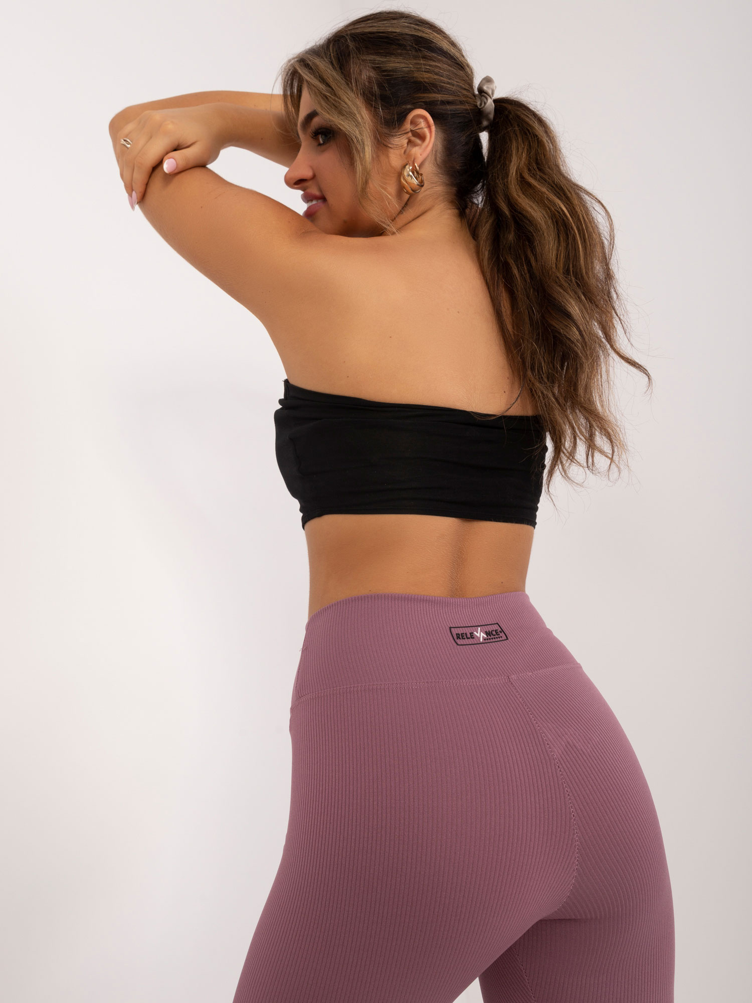 Brudnoróżowe prązkowane legginsy basic z wiskozy