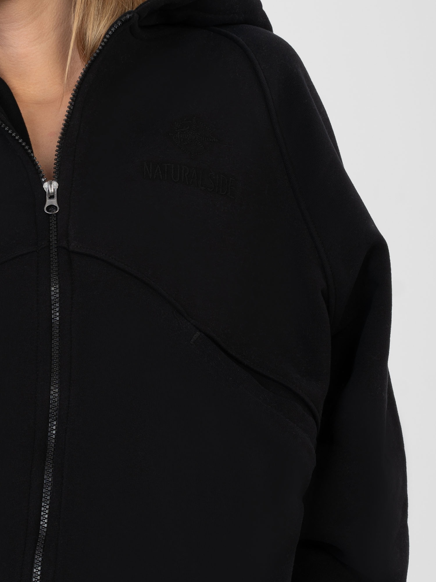 Czarna rozpinana bluza z haftem NATURAL SIDE