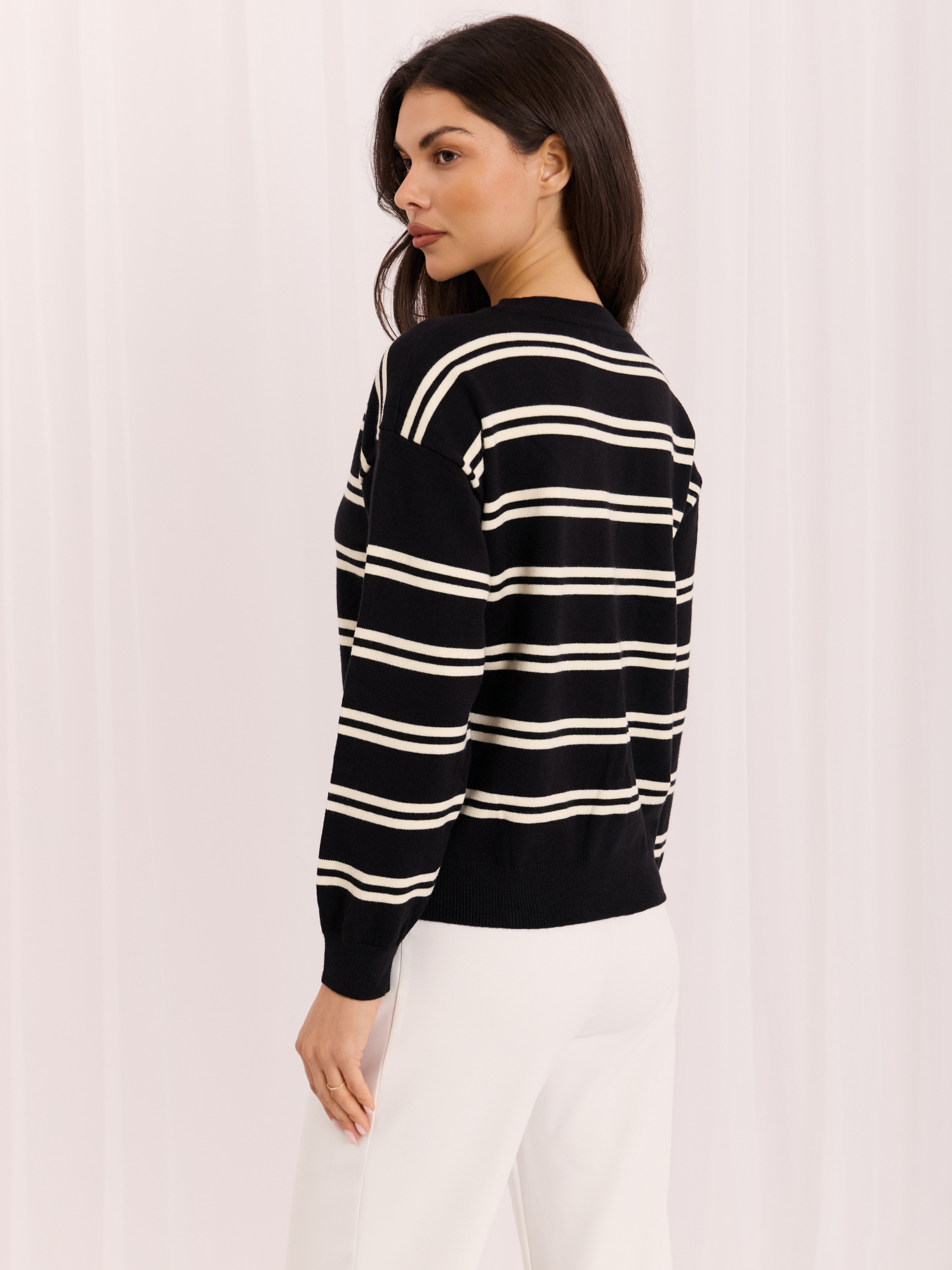 Czarny damski sweter w paski w stylu old money