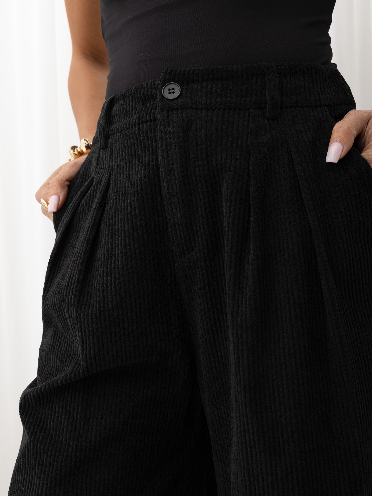 Czarne sztruksowe spodnie wide leg z kieszeniami 