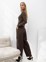 Brązowy elegancki sweter z wycięciem na dekolcie