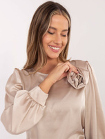Beżowa elegancka bluzka z ozdobną różą