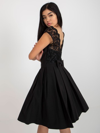 Czarna rozkloszowana sukienka koktajlowa bez rękawów 