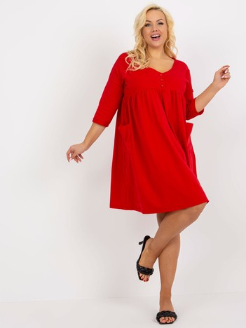 Czerwona sukienka plus size basic z guzikami przy dekolcie 