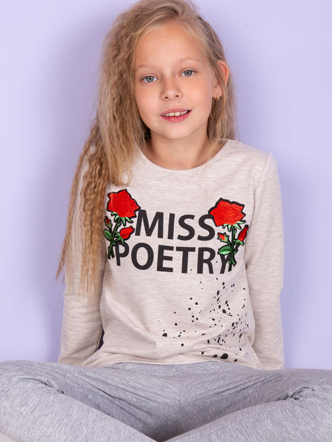 Beżowa bluzka dziewczęca z napisem i naszywkami