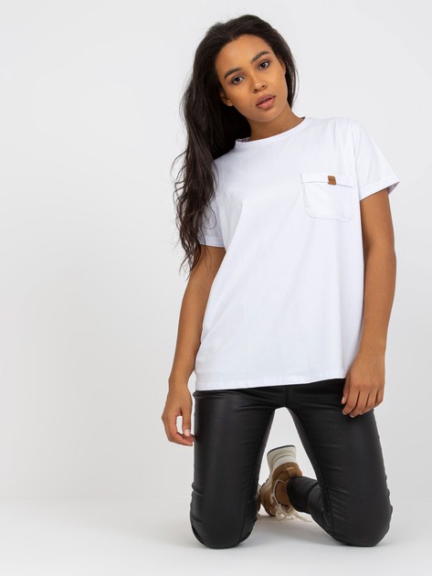 Biały gładki t-shirt plus size z kieszenią 