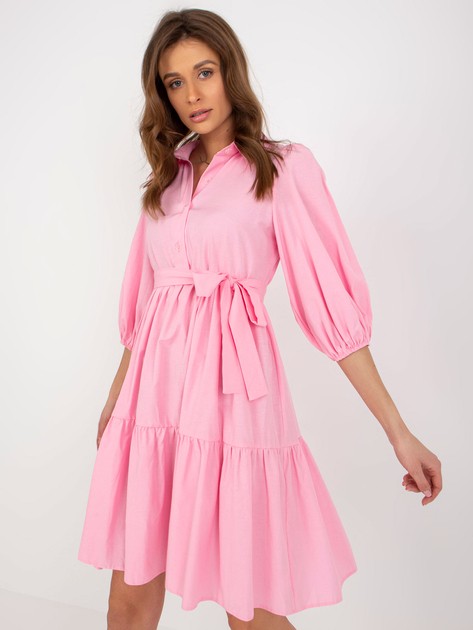 Różowa rozkloszowana sukienka z falbaną i paskiem